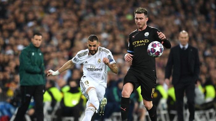 MADRID, SPAIN - FEBRUARY 26: Karim Benzema of Real Madrid is challenged by Aymeric Laporte of Manchester City during the UEFA Champions League round of 16 first leg match between Real Madrid and Manchester City at Bernabeu on February 26, 2020 in Madrid, Spain. (Photo by David Ramos/Getty Images)