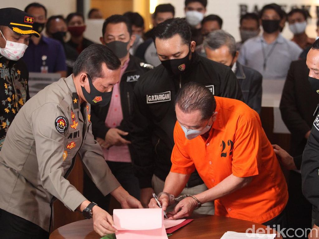 Video Serah Terima Djoko Tjandra dari Polri ke Kejagung Video Serah Terima Djoko Tjandra dari Polri ke Kejagung