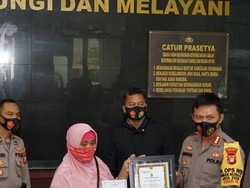 Lawan Begal di Bekasi, Emak-emak Dapat Penghargaan dari Polisi