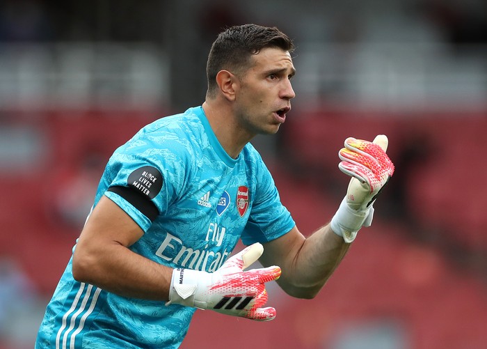 LONDON, ENGLAND - JULY 01: Emiliano Martinez of Arsenal gives team mates instructions during the Premier League match between Arsenal FC and Norwich City at Emirates Stadium on July 01, 2020 in London, England. Football Stadiums around Europe remain empty due to the Coronavirus Pandemic as Government social distancing laws prohibit fans inside venues resulting in all fixtures being played behind closed doors. (Photo by Mike Egerton/Pool via Getty Images)