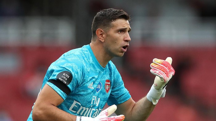 LONDON, ENGLAND - JULY 01: Emiliano Martinez of Arsenal gives team mates instructions during the Premier League match between Arsenal FC and Norwich City at Emirates Stadium on July 01, 2020 in London, England. Football Stadiums around Europe remain empty due to the Coronavirus Pandemic as Government social distancing laws prohibit fans inside venues resulting in all fixtures being played behind closed doors. (Photo by Mike Egerton/Pool via Getty Images)