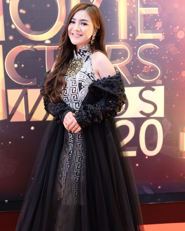 Feli tampil glamour/instagram.com/felicyangelista_ Felicya saat menghadiri ajang penghargaan bergengsi