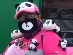 Bikin Gemes, Viral Kurir Antar Makanan Pakai Hiasan Serba Panda