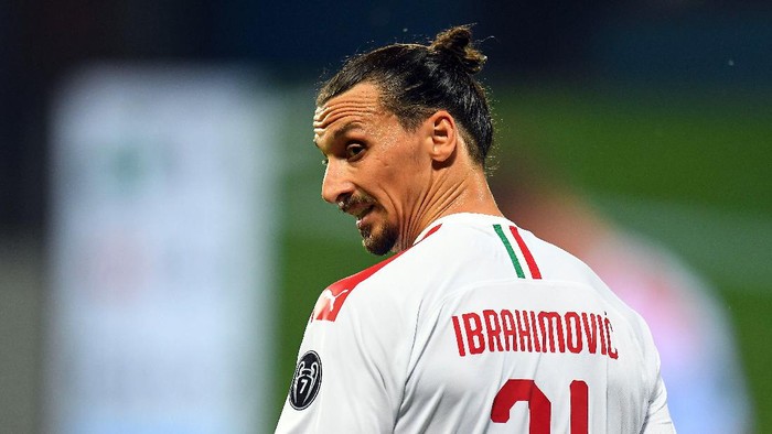 REGGIO NELLEMILIA, ITALY - JULY 21:  Zlatan Ibrahimovic of AC Milan looks on during the Serie A match between US Sassuolo and AC Milan at Mapei Stadium - Città del Tricolore on July 21, 2020 in Reggio nellEmilia, Italy. (Photo by Alessandro Sabattini/Getty Images)