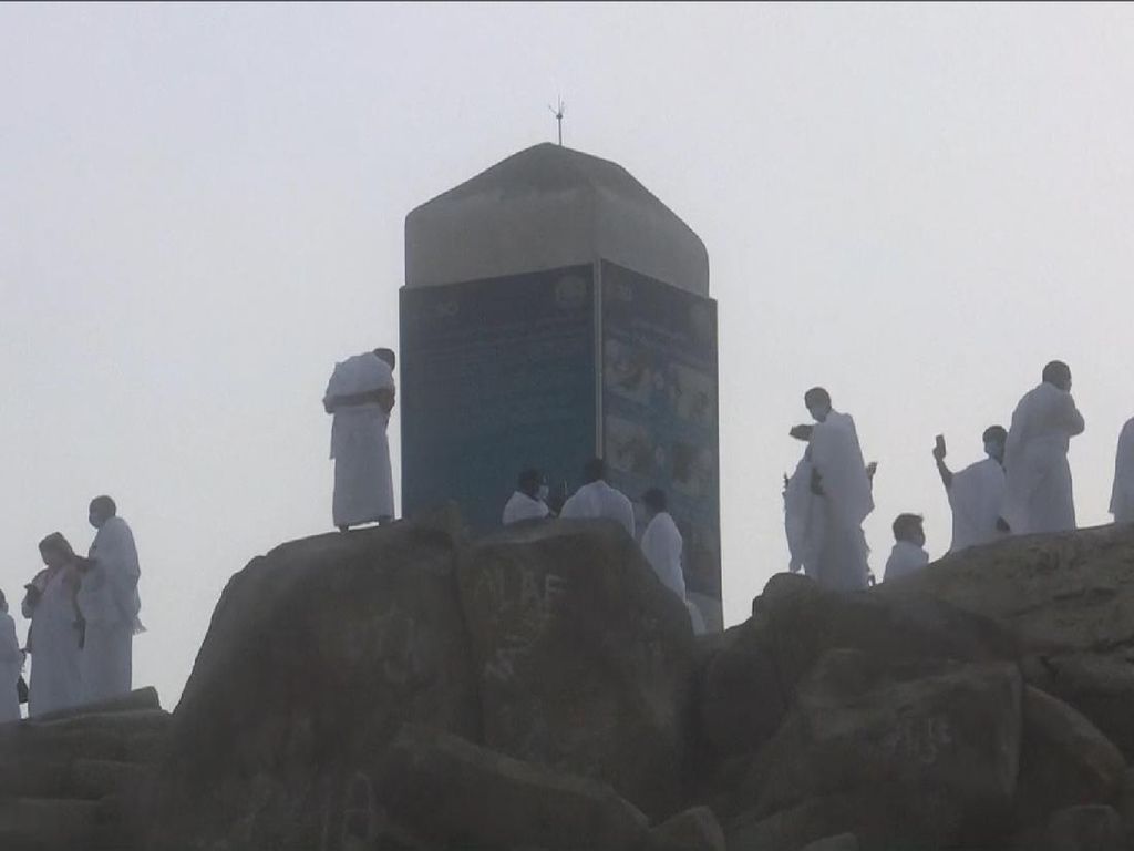 Jemaah Haji Khusyuk Berdoa di Jabal Rahmah