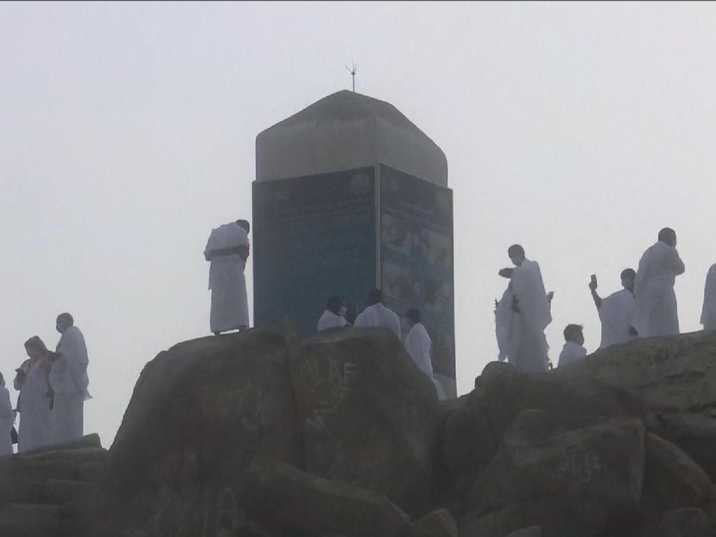 Jemaah Haji Khusyuk Berdoa di Jabal Rahmah Jemaah Haji Khusyuk Berdoa di Jabal Rahmah