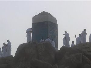 Jemaah Haji Khusyuk Berdoa di Jabal Rahmah Jemaah Haji Khusyuk Berdoa di Jabal Rahmah