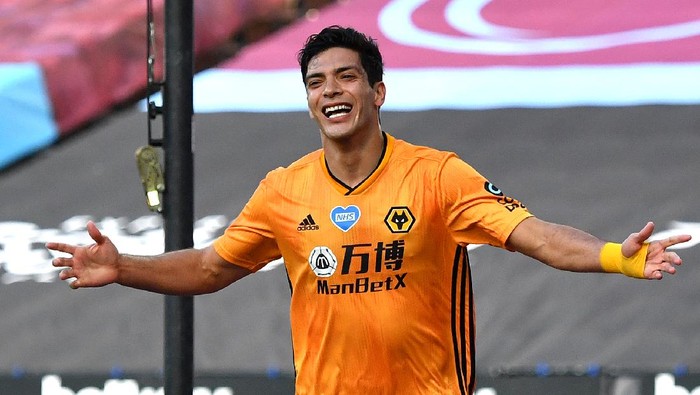 LONDON, ENGLAND - JUNE 20: Raul Jimenez of Wolverhampton Wanderers celebrates after scoring his teams first goal during the Premier League match between West Ham United and Wolverhampton Wanderers at London Stadium on June 20, 2020 in London, England. Football Stadiums around Europe remain empty due to the Coronavirus Pandemic as Government social distancing laws prohibit fans inside venues resulting in all fixtures being played behind closed doors. (Photo by Ben Stansall/Pool via Getty Images)