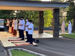 Jokowi dan Keluarga Salat Idul Adha di Halaman Wisma Bayurini Istana Bogor