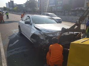 Sedan Hantam Pagar Pembatas Tol Dalam Kota, Polisi: Diduga Sopir Mengantuk