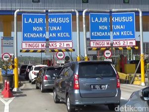 Ribuan Kendaraan Melintasi Tol Cipularang Sejak Semalam Ribuan Kendaraan Melintasi Tol Cipularang Sejak Semalam