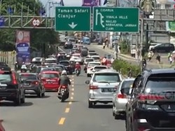 Arus Lalin Menuju Kawasan Puncak Padat di Minggu Siang