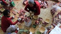 Masjid Al Latief Bandung Distribusikan Daging Kurban Pakai Besek