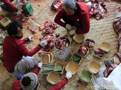 Masjid Al Latief Bandung Distribusikan Daging Kurban Pakai Besek
