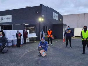Masjid di Melbourne Bagikan Bingkisan Lebaran Lewat Drive-Through