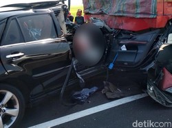 Mobil Seruduk Truk Fuso di Tol Pemalang, 1 Tewas