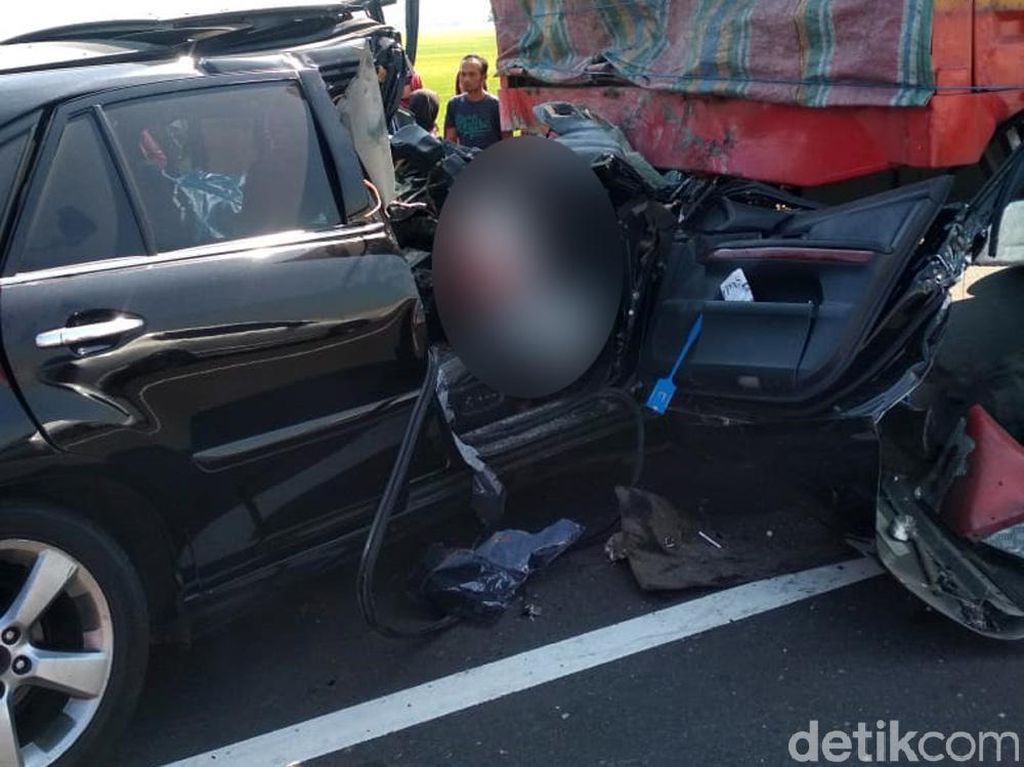 Mobil Seruduk Truk Fuso di Tol Pemalang, 1 Tewas Mobil Seruduk Truk Fuso di Tol Pemalang, 1 Tewas
