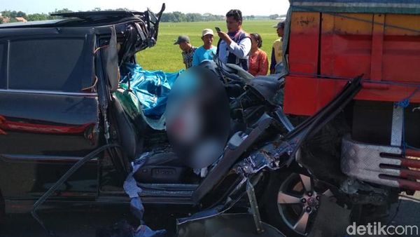 1 Orang Tewas, Begini Kondisi Mobil yang Seruduk Truk di Tol Pemalang