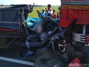 1 Orang Tewas, Begini Kondisi Mobil yang Seruduk Truk di Tol Pemalang