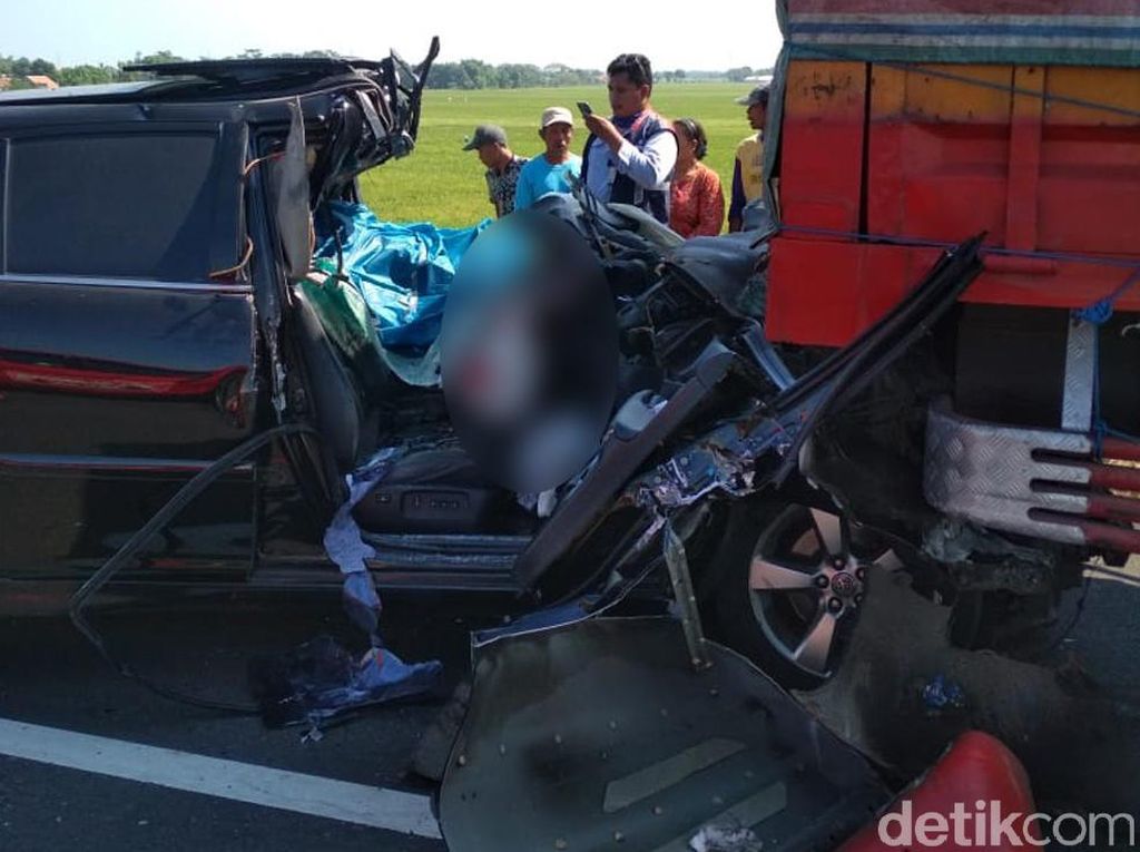 1 Orang Tewas, Begini Kondisi Mobil yang Seruduk Truk di Tol Pemalang 1 Orang Tewas, Begini Kondisi Mobil yang Seruduk Truk di Tol Pemalang
