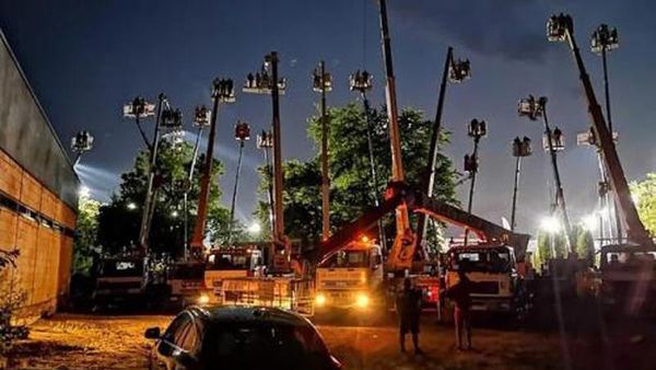 Nekat Banget, Sewa Crane Demi Bisa Nonton Balapan