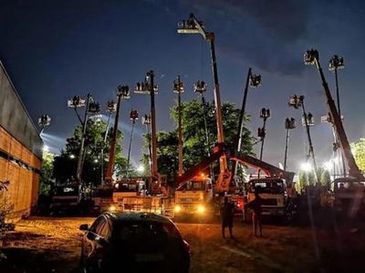 Nekat Banget, Sewa Crane Demi Bisa Nonton Balapan