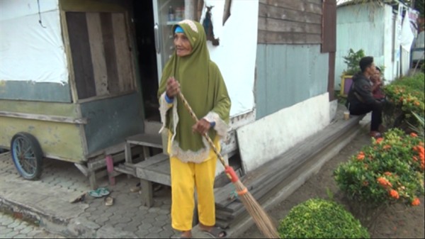 Mulia Nenek Tukang Sapu Nabung 19 Tahun untuk Berkurban