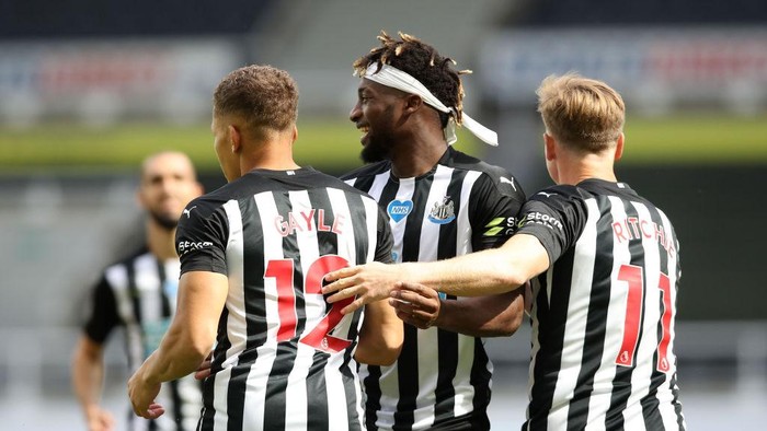 NEWCASTLE UPON TYNE, ENGLAND - JULY 26: Dwight Gayle  of Newcastle United celebrates after scoring his teams first goal  during the Premier League match between Newcastle United and Liverpool FC at St. James Park on July 26, 2020 in Newcastle upon Tyne, England. Football Stadiums around Europe remain empty due to the Coronavirus Pandemic as Government social distancing laws prohibit fans inside venues resulting in all fixtures being played behind closed doors. (Photo by Owen Humphreys/Pool via Getty Images)