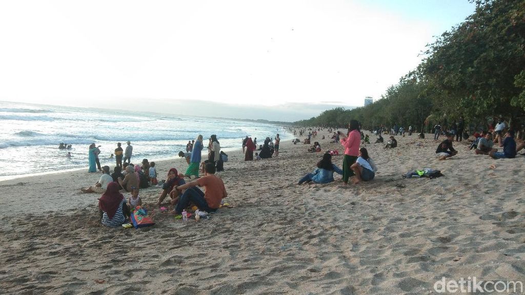 Potret Pantai Kuta Ramai di Hari Pertama Terima Wisatawan
