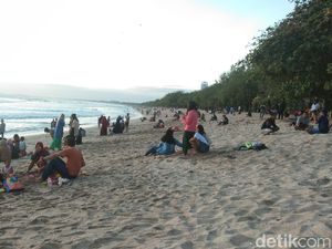 Potret Pantai Kuta Ramai di Hari Pertama Terima Wisatawan