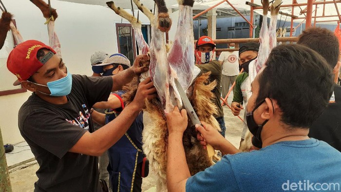 Umat Muslim melakukan pemotongan hewan kurban di Perumahan Bintara Jaya Village 2, Kota Bekasi, Jawa Barat, Jumat (31/7/2020). Hari ini umat muslim merayakan Hari Raya Idul Adha 1441 H dengan melakukan ibadah pemotongan hewan kurban. Sebanyak 4 ekor sapi dan 16 ekor kambing di potong dengan mengikuti protokol kesehatan diwilayah ini.