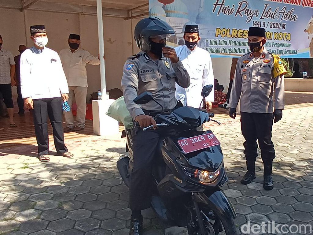 Bagi Daging Kurban, Bhabinkamtibmas di Kota Kediri Dikerahkan Bagi Daging Kurban, Bhabinkamtibmas di Kota Kediri Dikerahkan