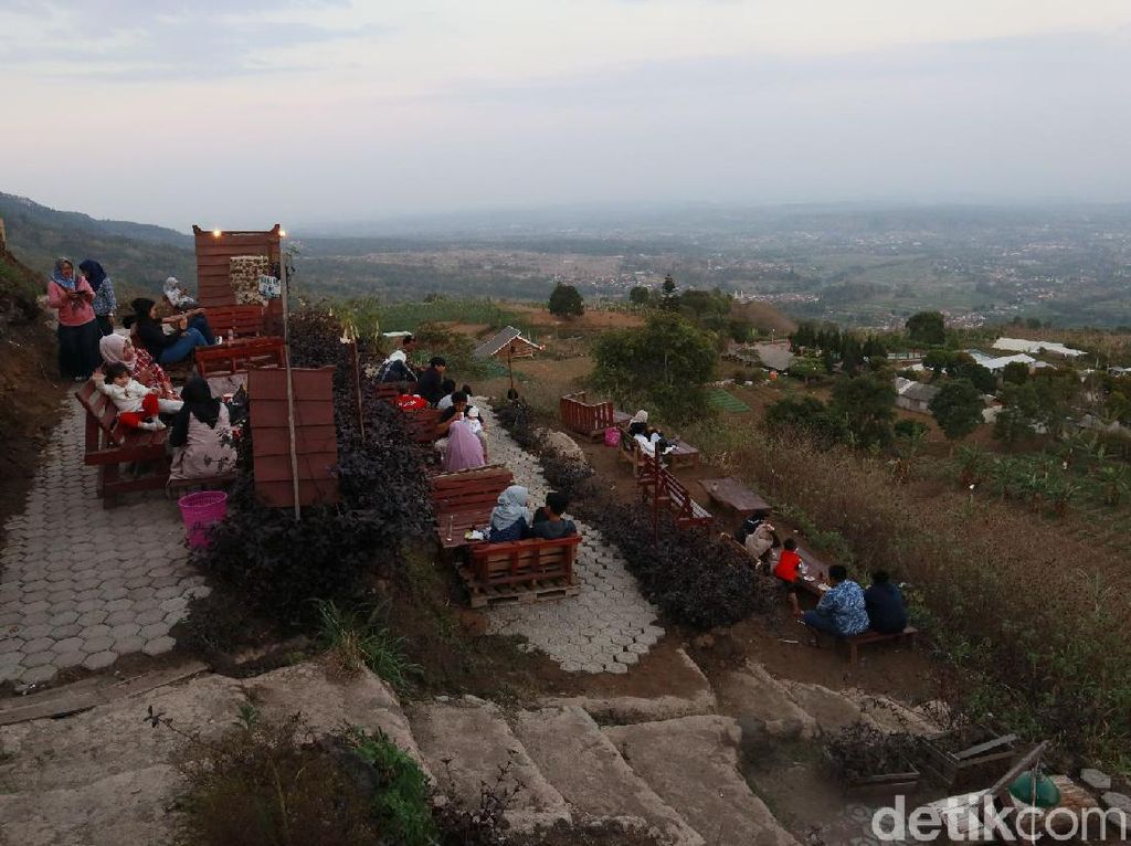 Minum Kopi Sambil Nikmati Senja di Kaki Gunung Ciremai Minum Kopi Sambil Nikmati Senja di Kaki Gunung Ciremai