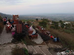 Minum Kopi Sambil Nikmati Senja di Kaki Gunung Ciremai Minum Kopi Sambil Nikmati Senja di Kaki Gunung Ciremai