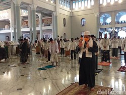 Khusyuknya 5.000 Jemaah Salat Idul Adha di Masjid Al-Akbar Surabaya