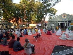 RS Darurat COVID-19 Surabaya Gelar Salat Id, Imam dan Makmumnya Pasien