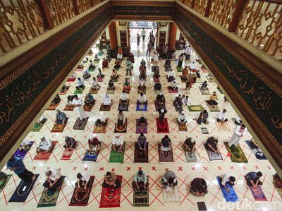 Terapkan Protokol Kesehatan, Begini Suasana Salat Id di Masjid Al Barkah Bekasi