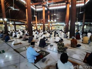 Suasana Salat Idul Adha di Masjid Gedhe Kauman Yogya Suasana Salat Idul Adha di Masjid Gedhe Kauman Yogya
