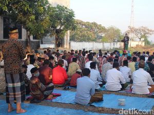 Warga Korban Lumpur Sidoarjo Salat Idul Adha di Lapangan Dekat Tanggul