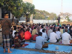 Warga Korban Lumpur Sidoarjo Salat Idul Adha di Lapangan Dekat Tanggul