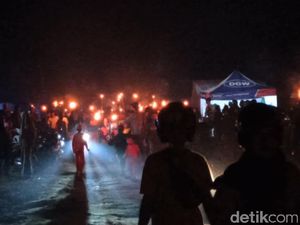 Malam Takbir, Pengungsi Banjir di Luwu Utara Gelar Gerakan Seribu Obor Malam Takbir, Pengungsi Banjir di Luwu Utara Gelar Gerakan Seribu Obor