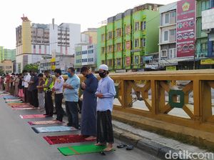 Masjid di Kebon Kacang Gelar Salat Id, Barisan Jemaah Tampak hingga Jalan