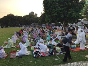 Terapkan Protokol Kesehatan, Begini Suasana Salat Id di Masjid Al-Azhar Jaksel