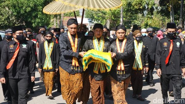 Foto: Tradisi Mandikan Pusaka Sunan Kalijaga Saat Idul Adha