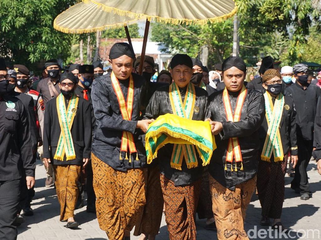 Foto: Tradisi Mandikan Pusaka Sunan Kalijaga Saat Idul Adha Foto: Tradisi Mandikan Pusaka Sunan Kalijaga Saat Idul Adha