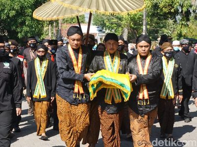 Foto: Tradisi Mandikan Pusaka Sunan Kalijaga Saat Idul Adha