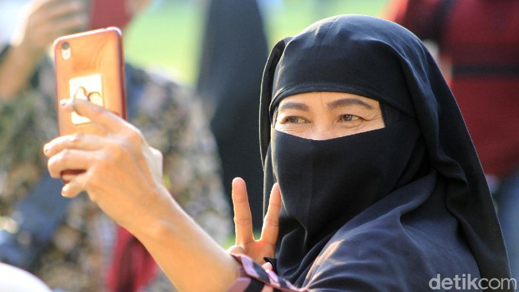 Usai Salat Idul Adha, Warga Ramai-ramai Selfie di Alun-alun Kota Bandung