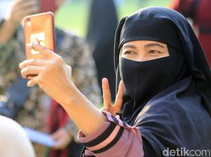 Usai Salat Idul Adha, Warga Ramai-ramai Selfie di Alun-alun Kota Bandung