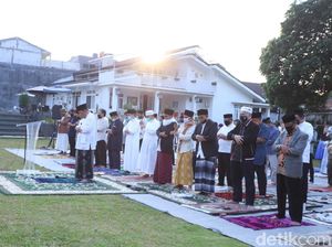 Wali Kota Cimahi Gelar Salat Idul Adha di Halaman Rumah Pribadinya