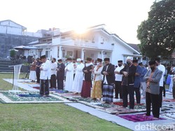 Wali Kota Cimahi Gelar Salat Idul Adha di Halaman Rumah Pribadinya
